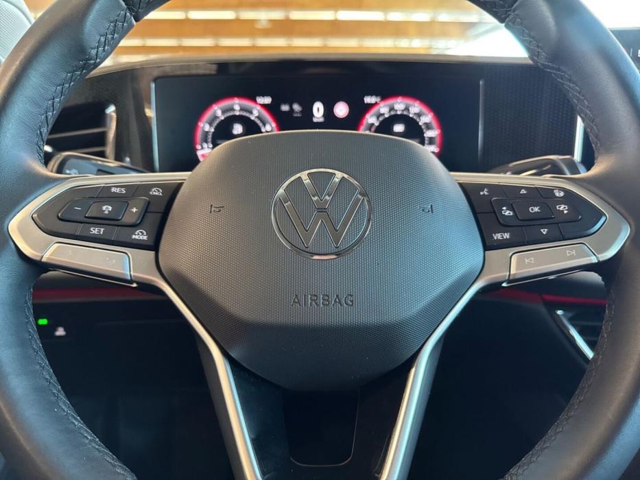 VOLKSWAGEN Passat 2024