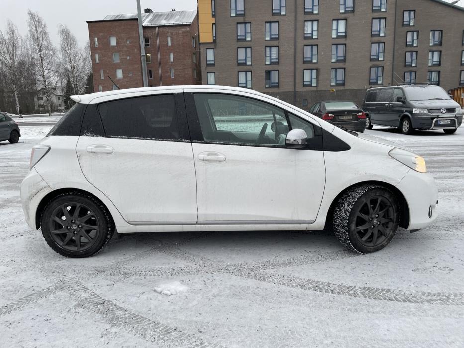 TOYOTA Yaris 2013