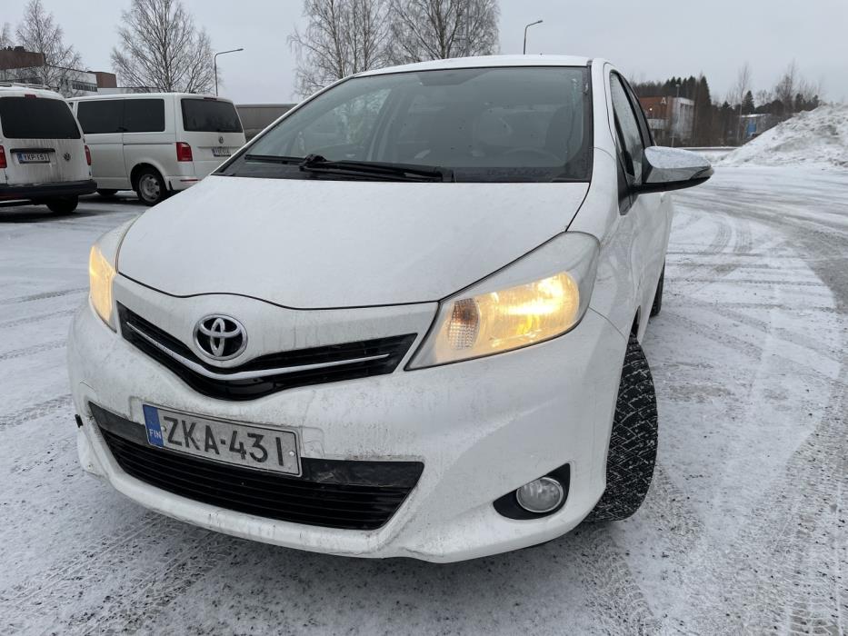 TOYOTA Yaris 2013