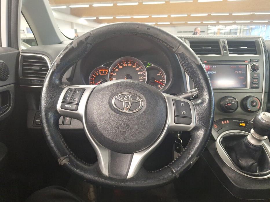 TOYOTA Verso-S 2011