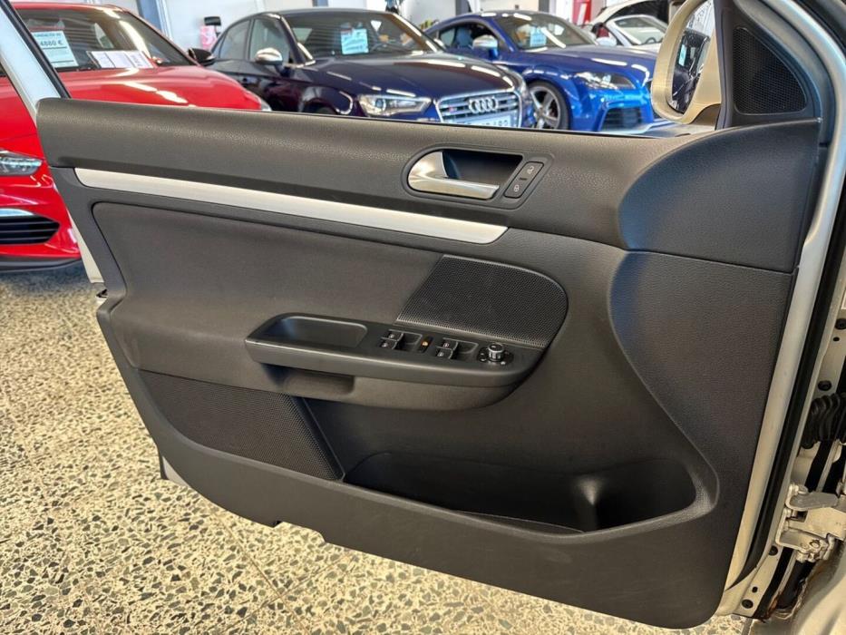 VOLKSWAGEN Golf 2012