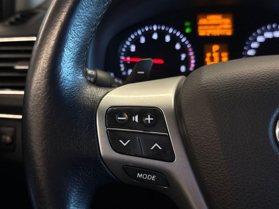 TOYOTA Avensis 2012