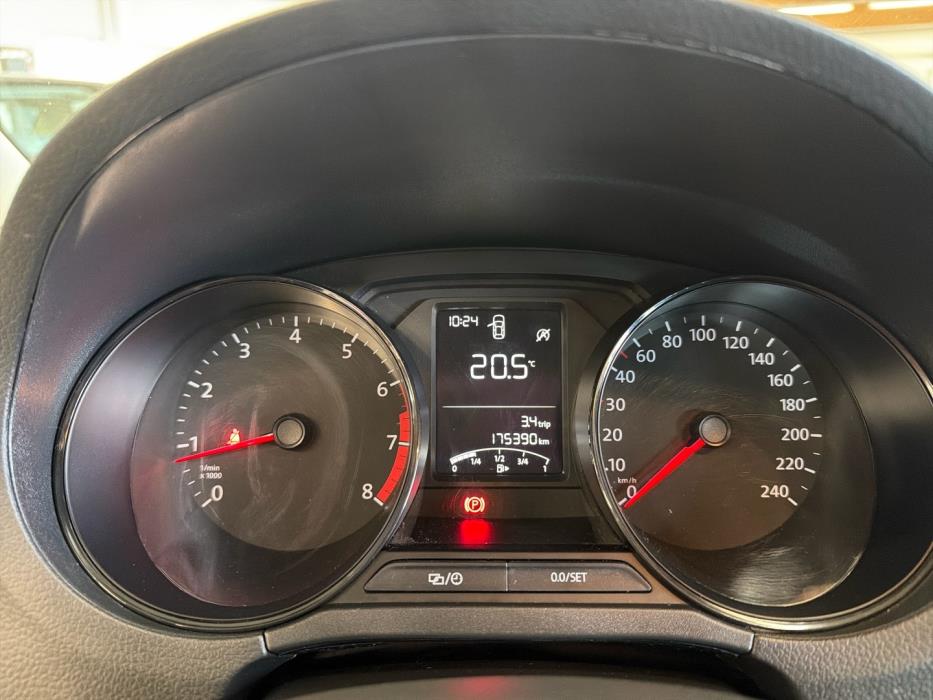 VOLKSWAGEN Polo 2016