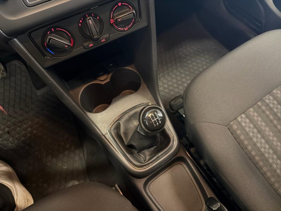 VOLKSWAGEN Polo 2016