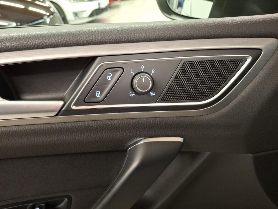 VOLKSWAGEN Golf Sportsvan 2015