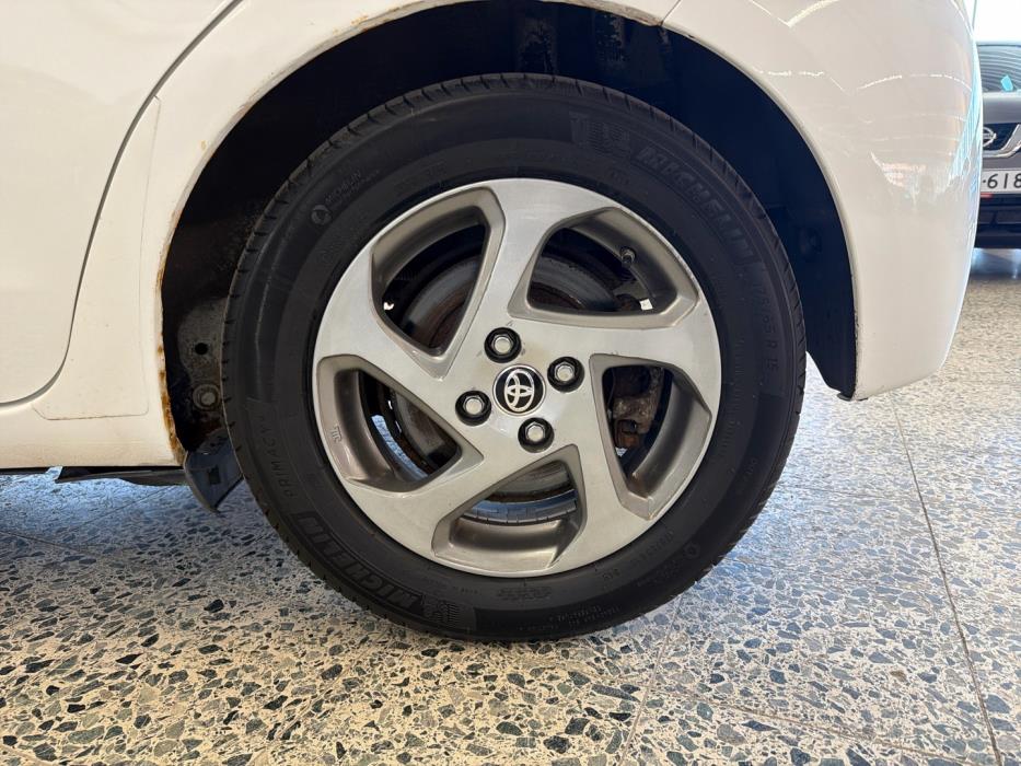 TOYOTA Yaris 2015