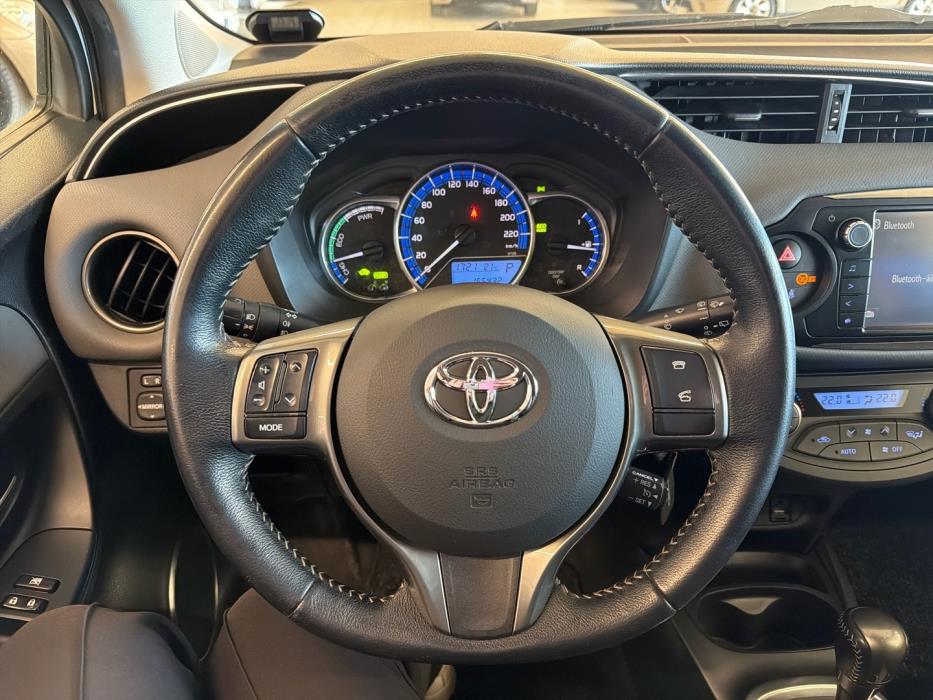 TOYOTA Yaris 2015