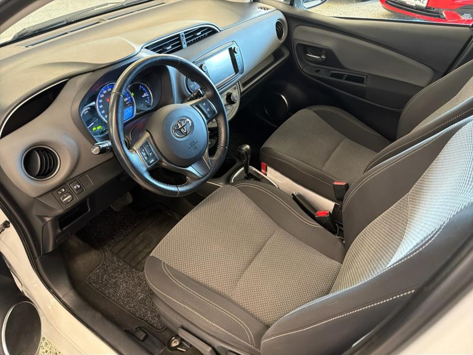 TOYOTA Yaris 2015