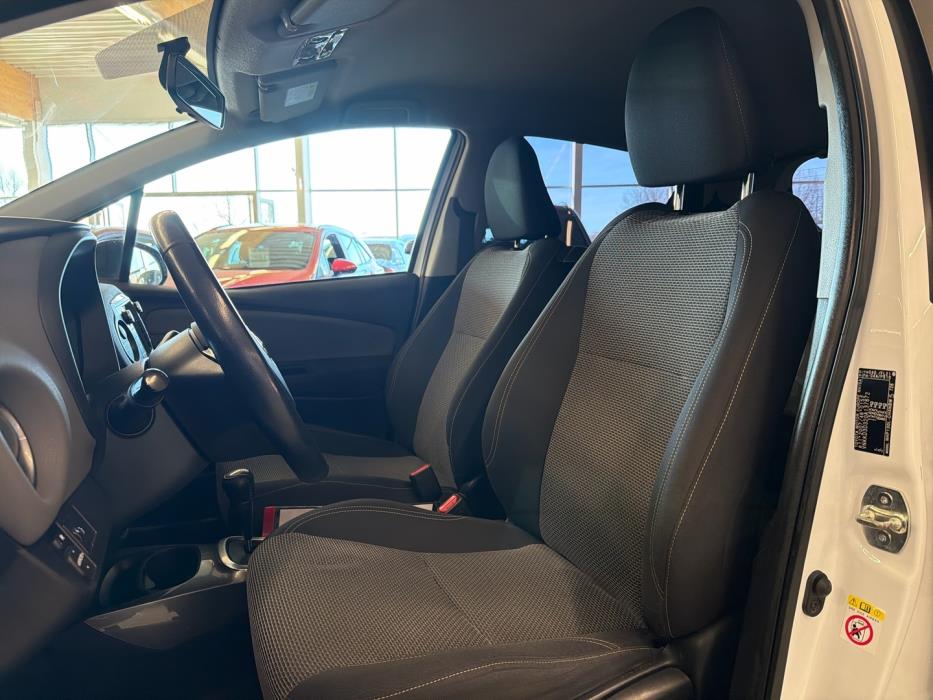 TOYOTA Yaris 2015