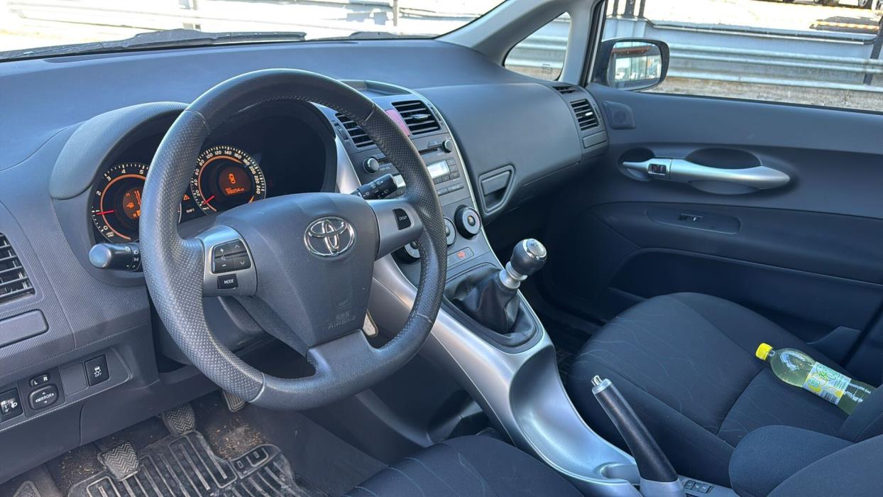 TOYOTA Auris 2011