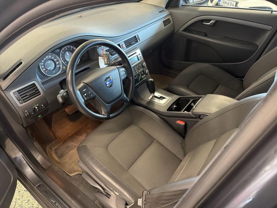 VOLVO V70 2011