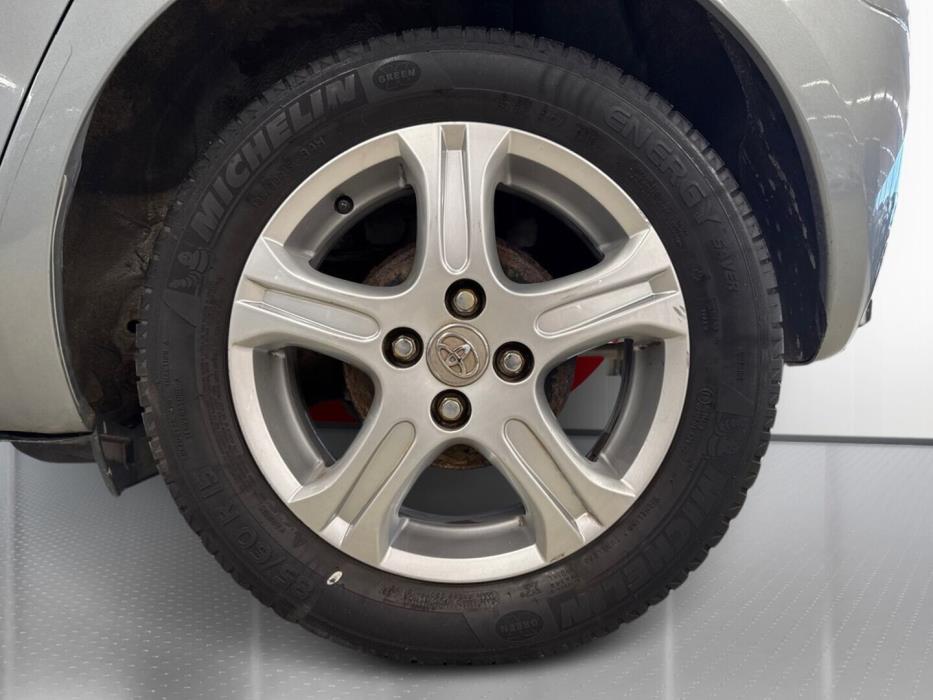 TOYOTA Yaris 2011