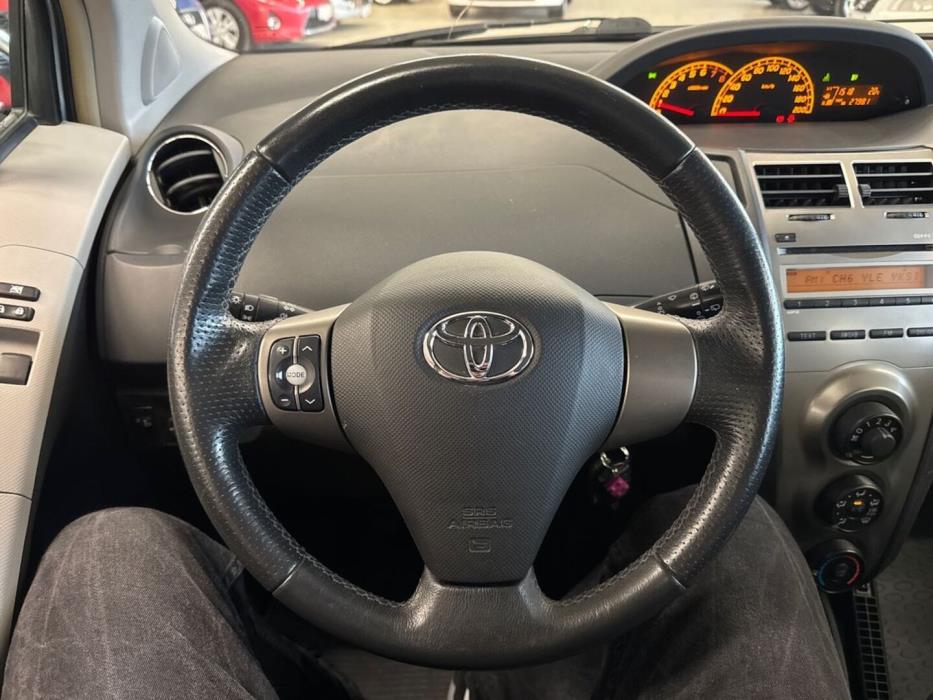 TOYOTA Yaris 2011