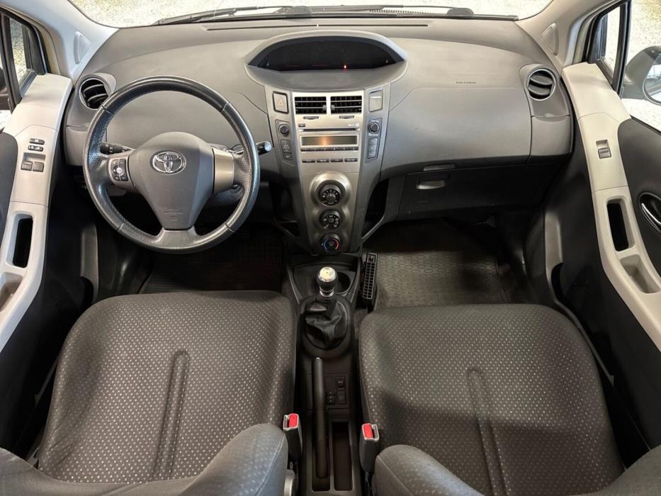 TOYOTA Yaris 2011