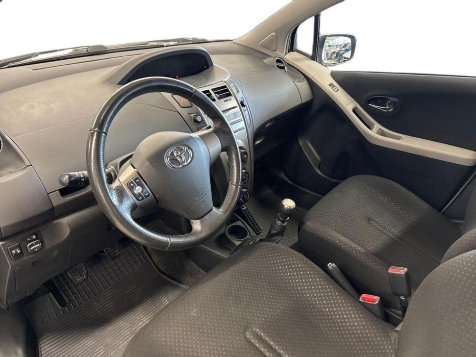 TOYOTA Yaris 2011