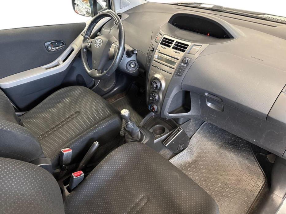 TOYOTA Yaris 2011