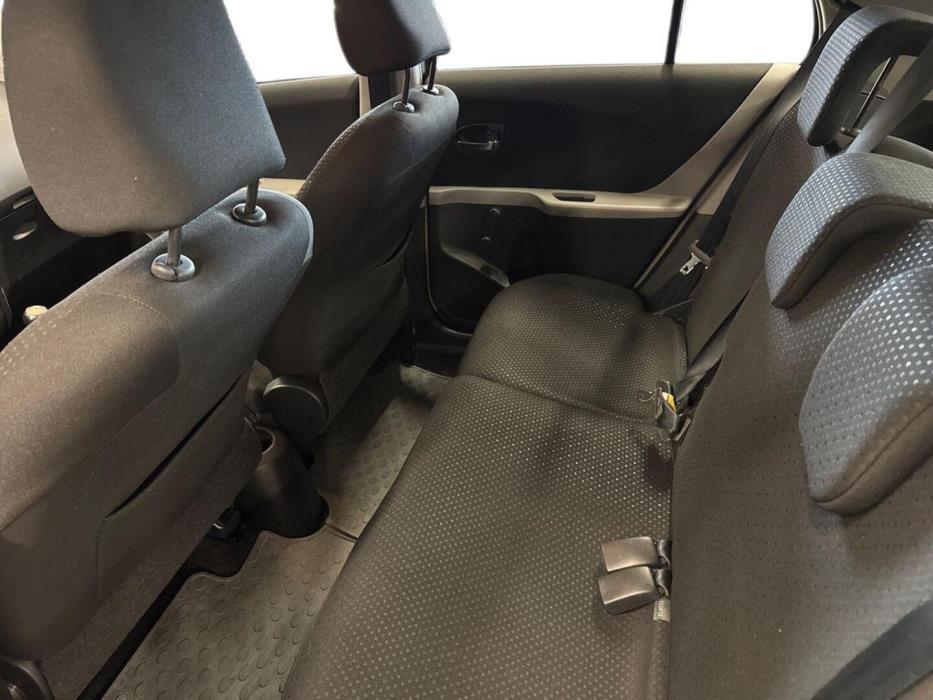 TOYOTA Yaris 2011
