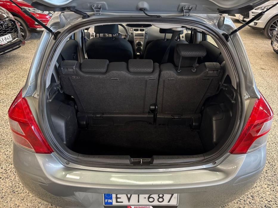 TOYOTA Yaris 2011