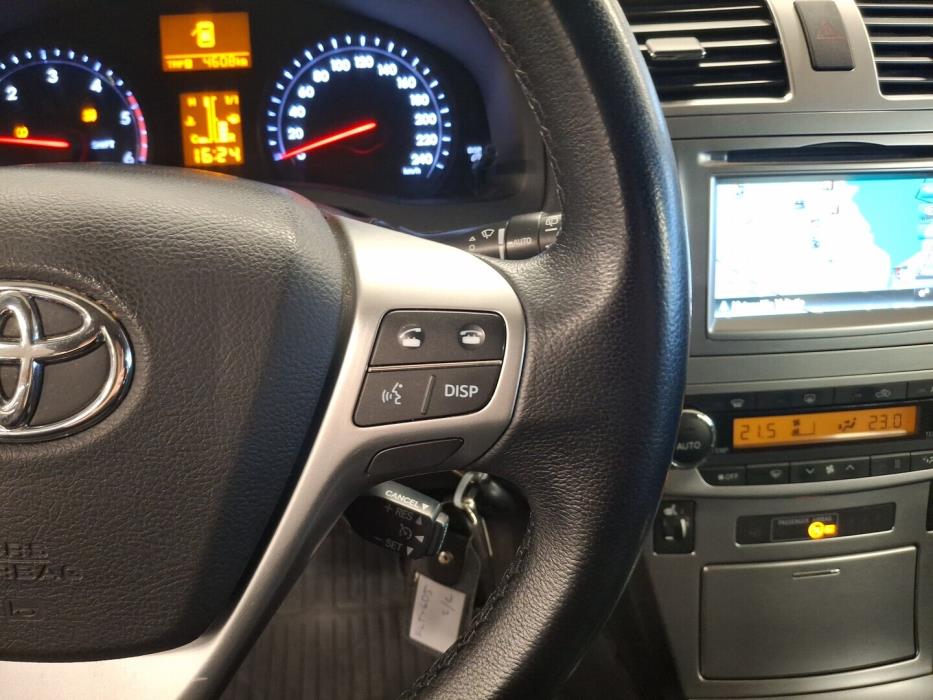 TOYOTA Avensis 2015