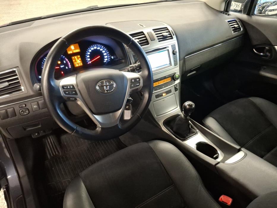 TOYOTA Avensis 2015
