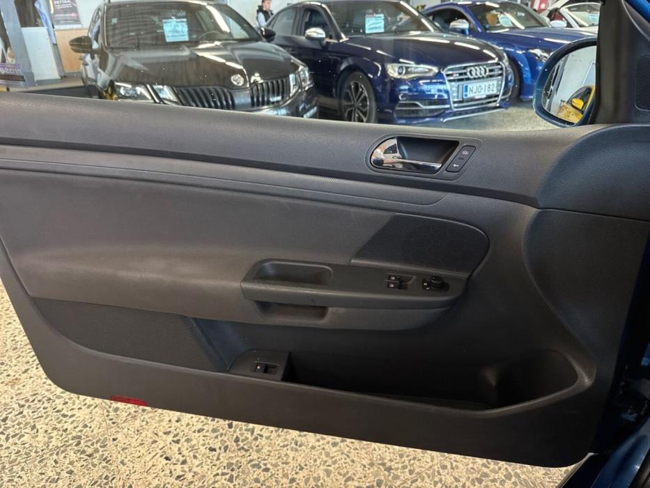 VOLKSWAGEN Golf 2005
