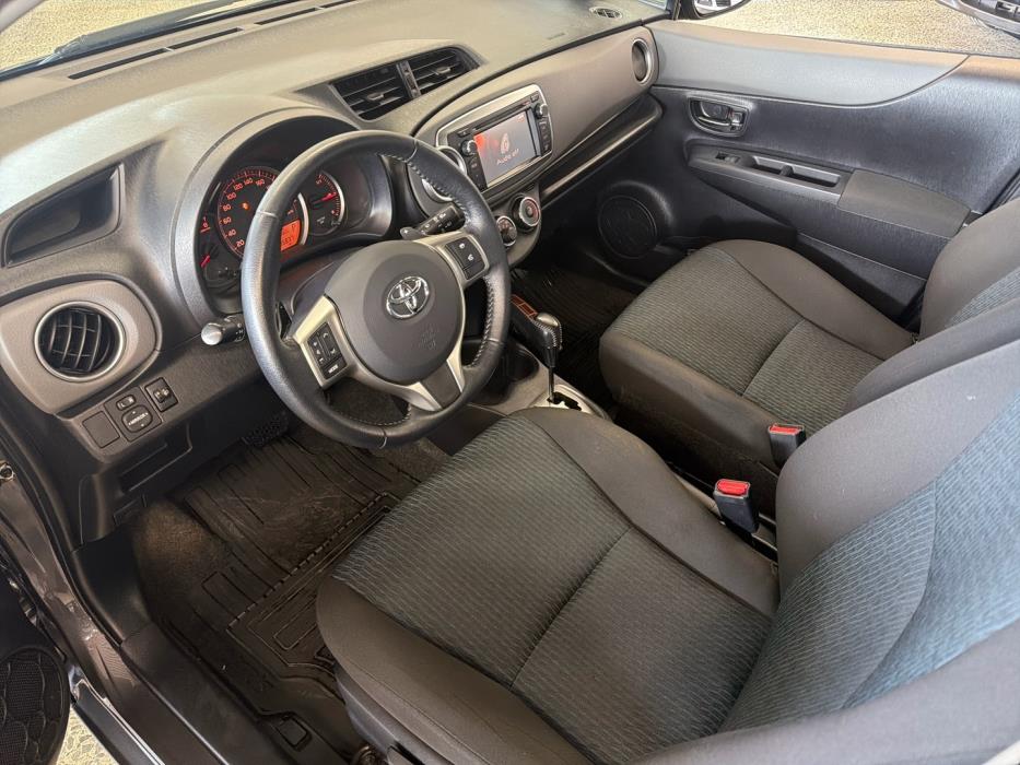 TOYOTA Yaris 2012