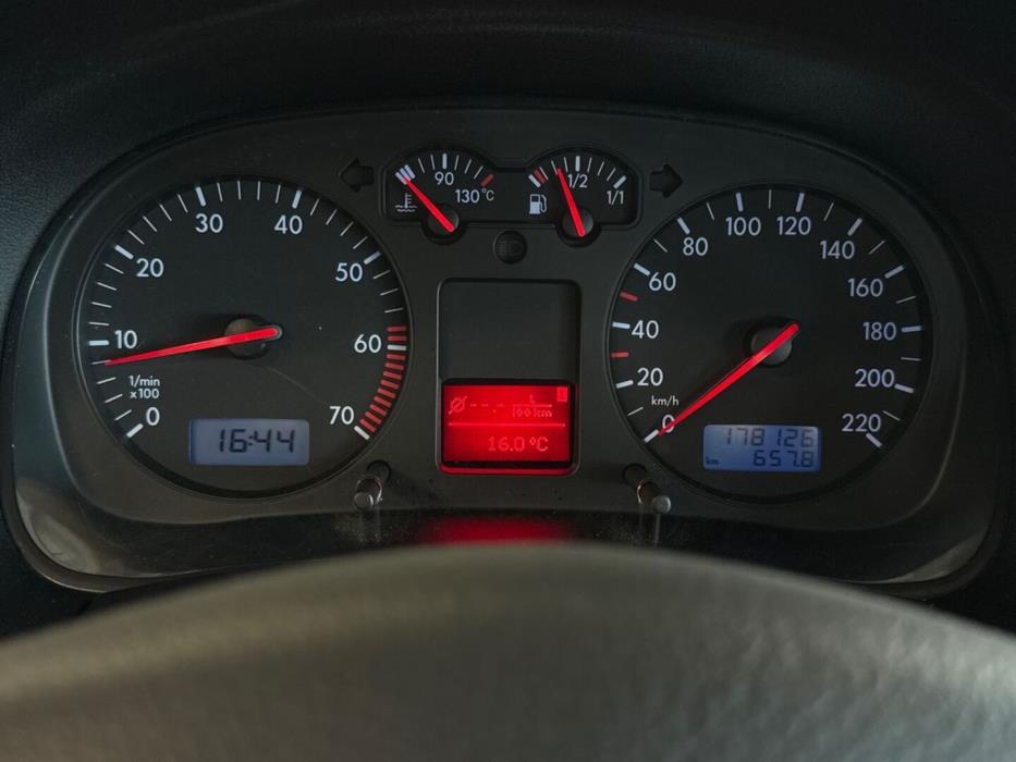 VOLKSWAGEN Bora 2002