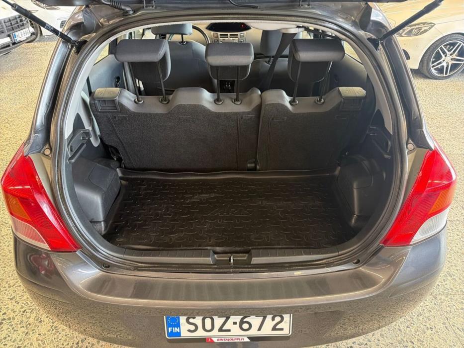 TOYOTA Yaris 2010