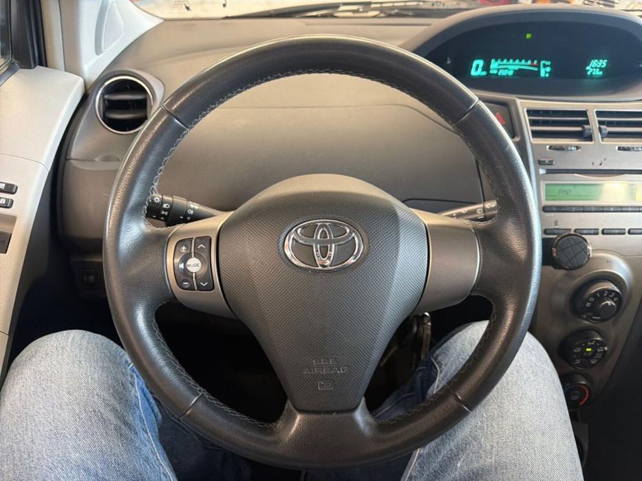 TOYOTA Yaris 2010