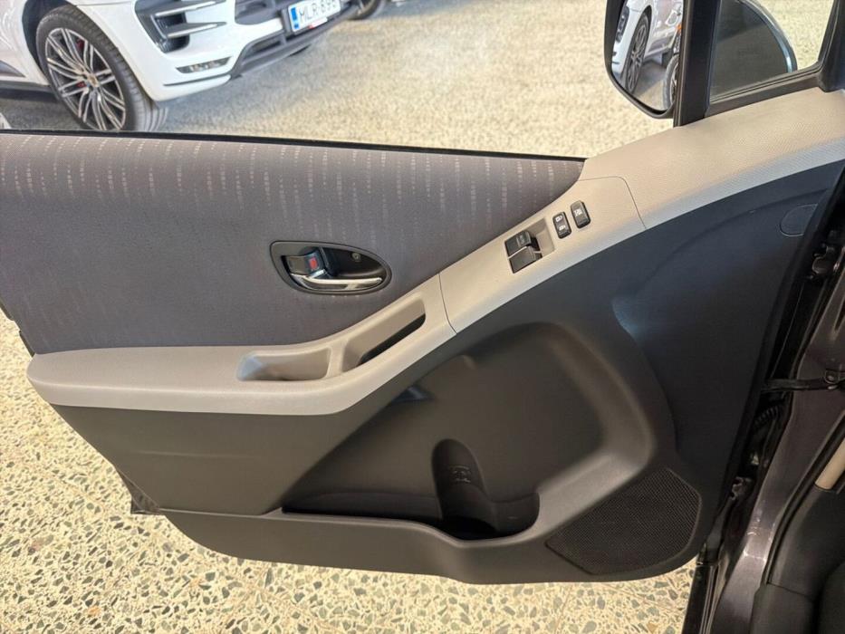 TOYOTA Yaris 2010