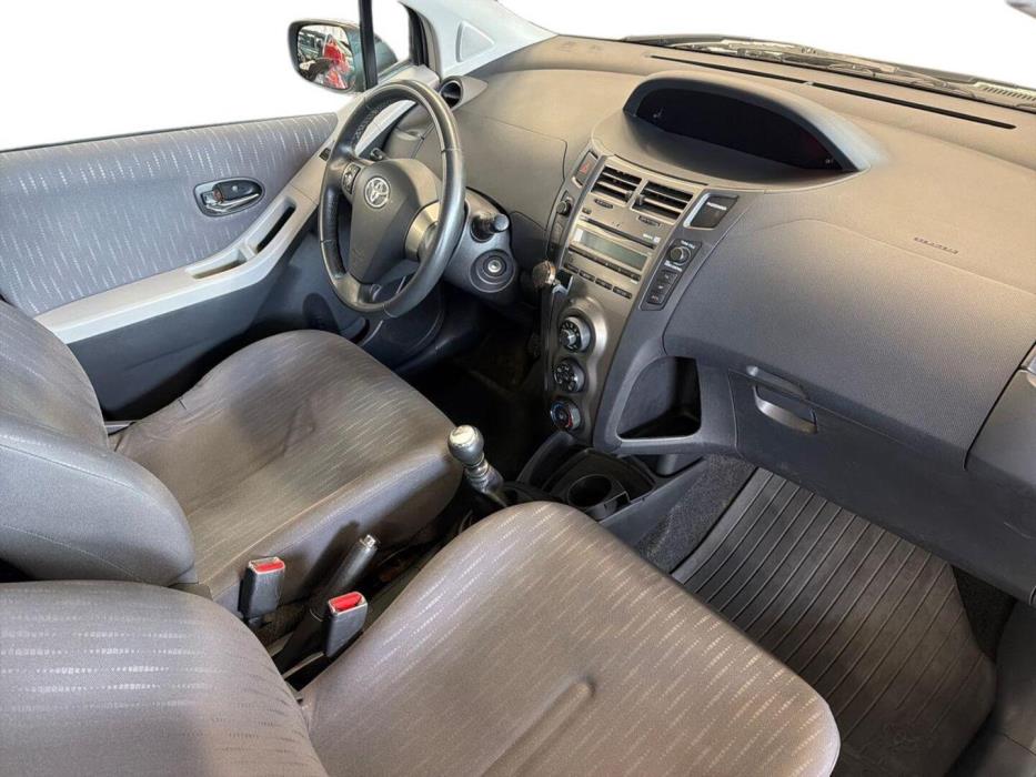 TOYOTA Yaris 2010