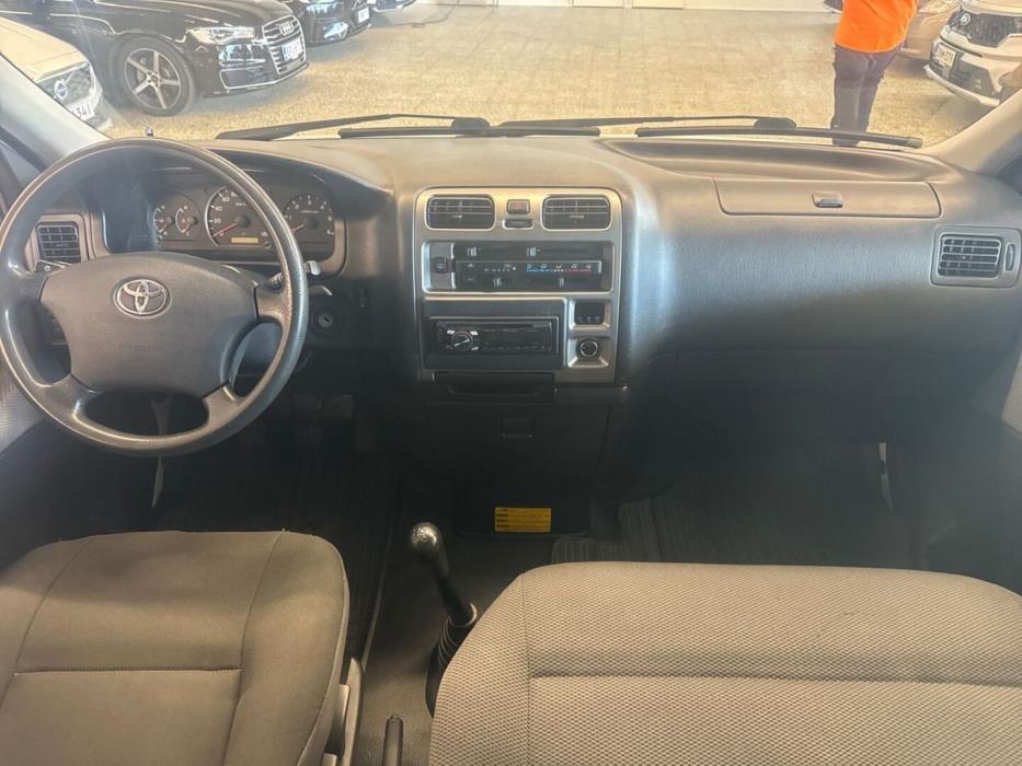TOYOTA Hiace 2011