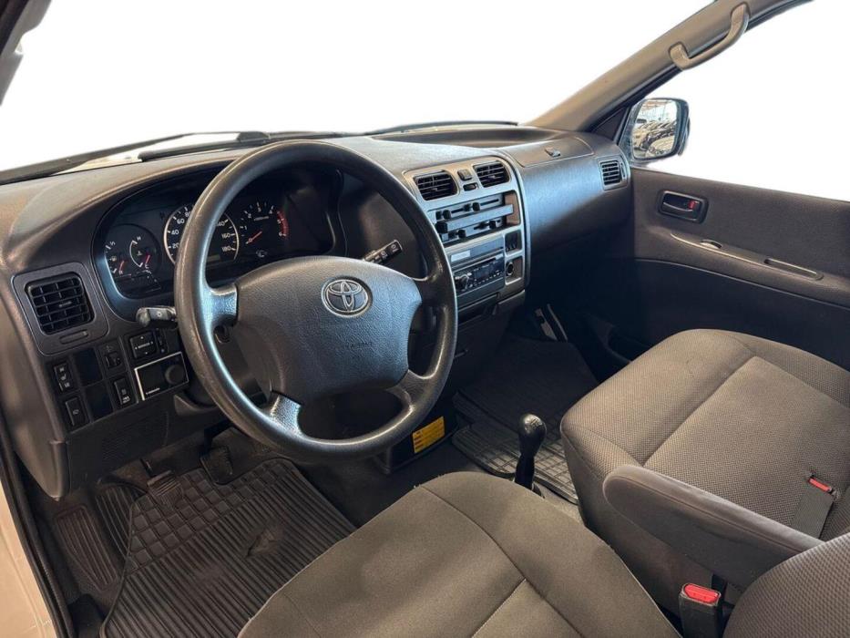 TOYOTA Hiace 2011