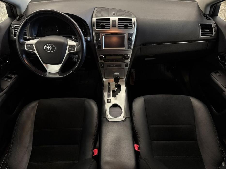 TOYOTA Avensis 2015