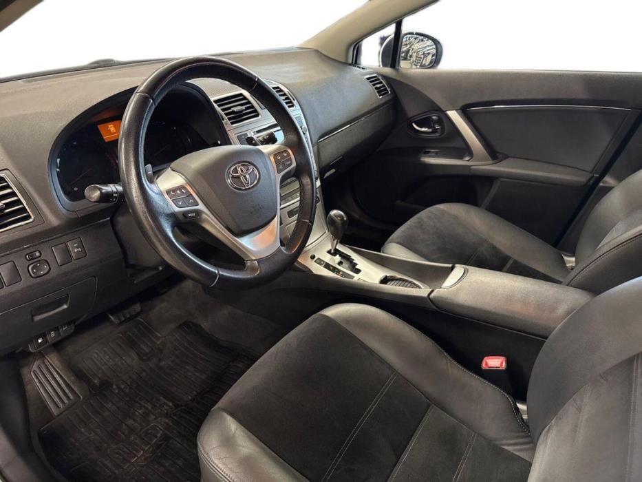 TOYOTA Avensis 2015
