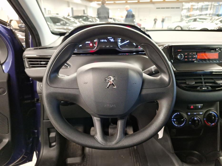 PEUGEOT 208 2015