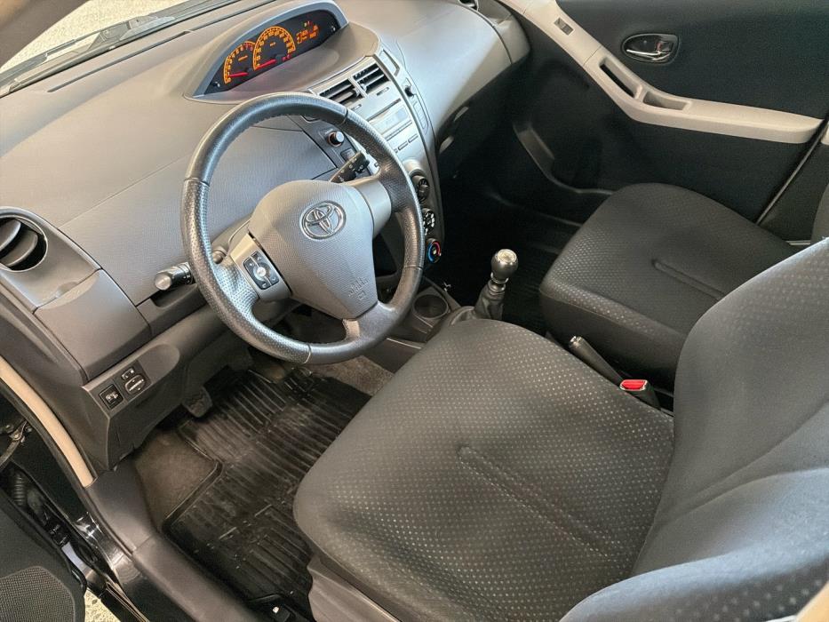 TOYOTA Yaris 2010