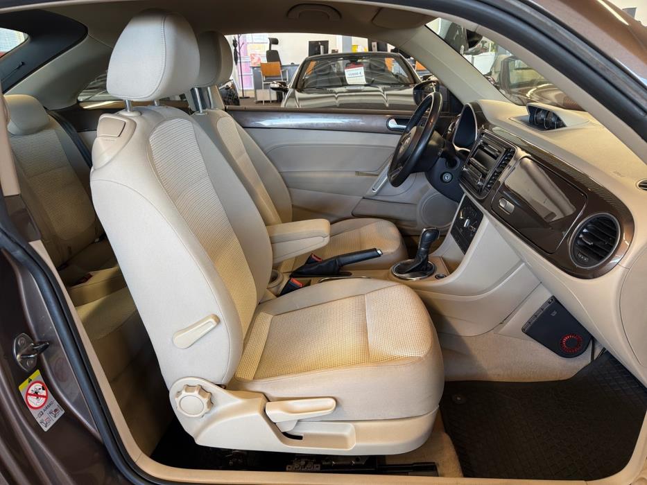 VOLKSWAGEN Beetle 2013
