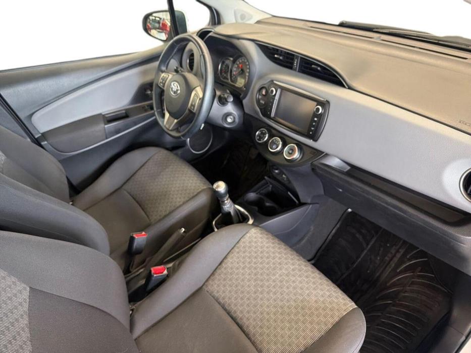 TOYOTA Yaris 2016
