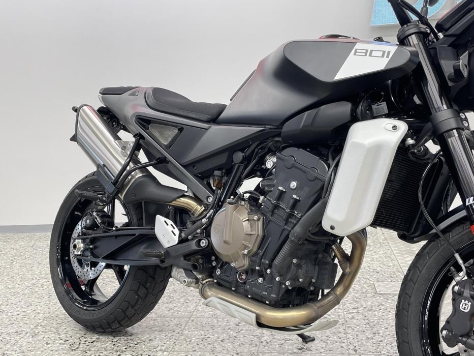 HUSQVARNA SVARTPILEN 2024