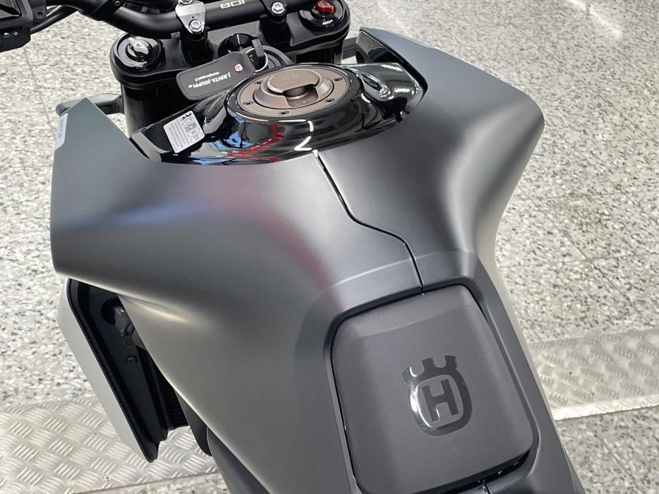 HUSQVARNA SVARTPILEN 2024