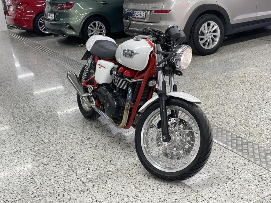 TRIUMPH Thruxton 2011