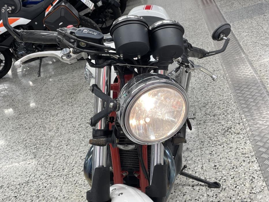 TRIUMPH Thruxton 2011