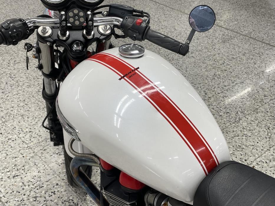 TRIUMPH Thruxton 2011