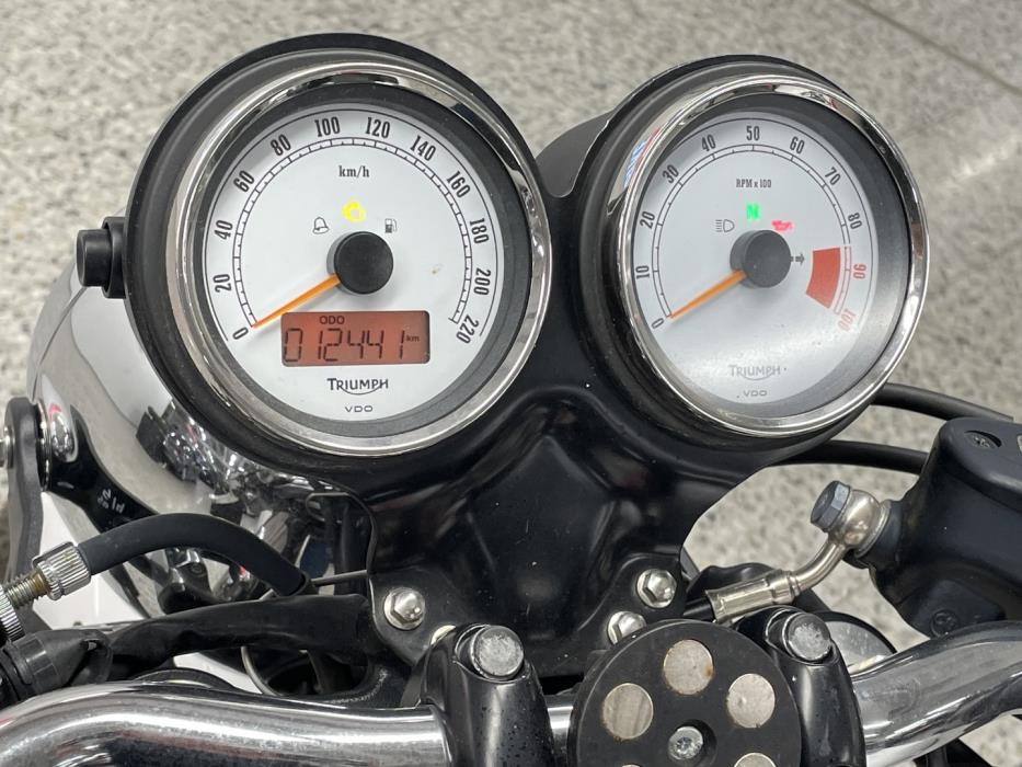 TRIUMPH Thruxton 2011