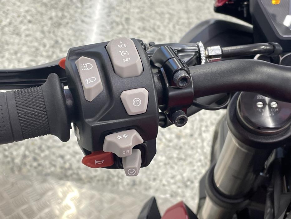 TRIUMPH STREET TRIPLE 2025