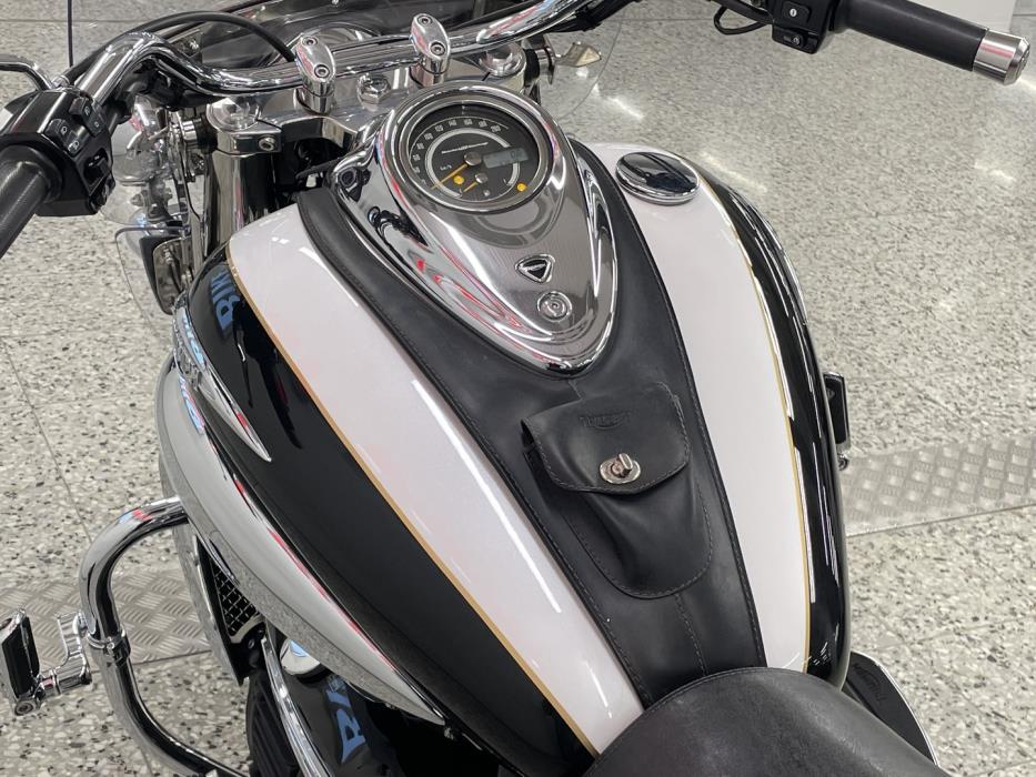 TRIUMPH ROCKET III 2011