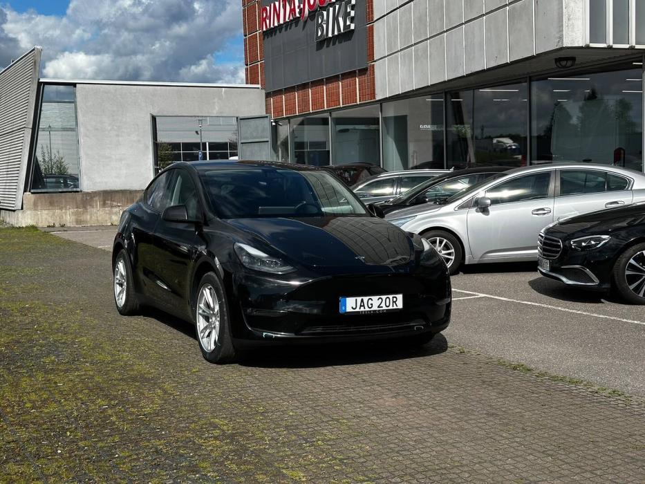 TESLA Model Y 2023