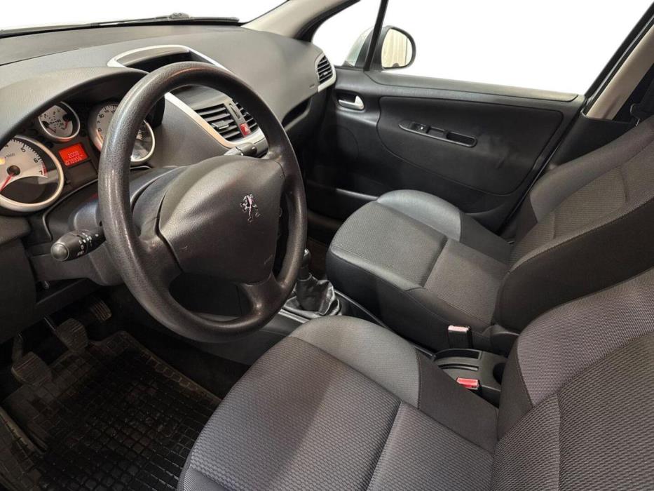 PEUGEOT 207 2010