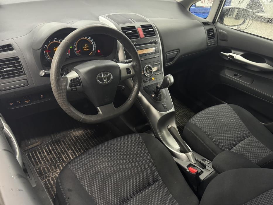 TOYOTA Auris 2011